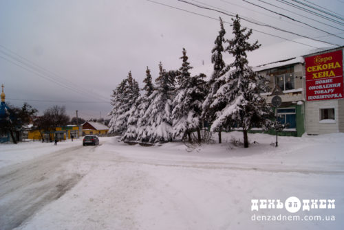 Залізничні колії та дороги на Шепетівщині засипані снігом