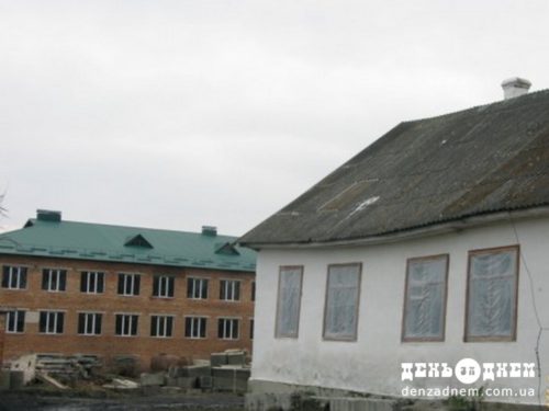 У Шепетівському районі тривають оздоблювальні роботи сільської школи, на яку громада чекає понад 30 років