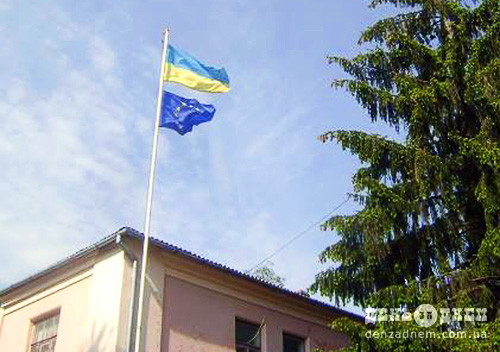 У Шепетівці урочисто підняли прапори України та ЄС