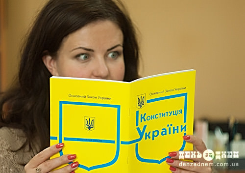 Створювали роками, а прийняли за ніч: несподівані факти про Конституцію України