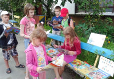 Шепетівські бібліотекарі започаткували читання у дворах
