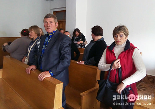 На Шепетівщині батьки учнів зібралися під судом із плакатами