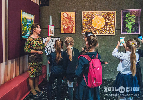 У музеї Миколи Островського триває виставка мисткині Алли Макарик