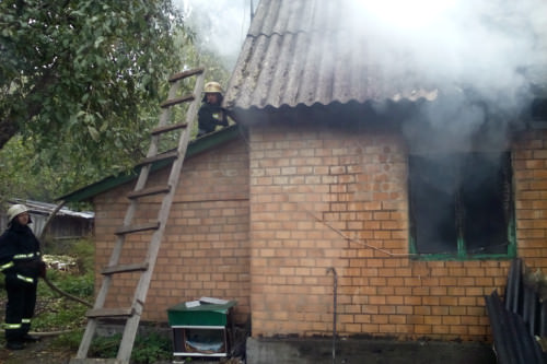 Шепетівські вогнеборці ліквідували пожежу в житловому будинку
