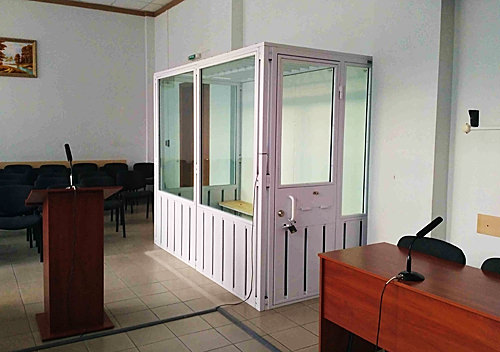 Шепетівський районний суд отримає дві кабінки для підсудних
