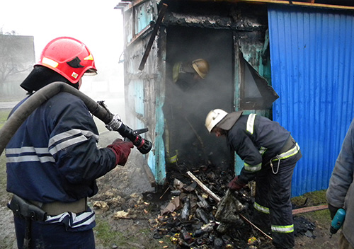Шепетівські рятувальники ліквідували пожежу господарчої будівлі