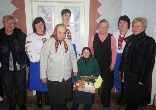 На Шепетівщині всією громадою вітали 90-літню ювілярку