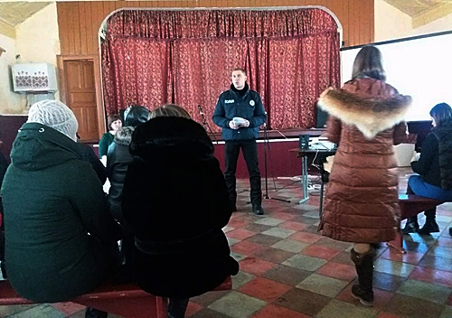 У Шепетівському районі дільничний провів шкільні батьківські збори