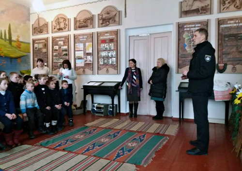 Шепетівський поліцейський пояснив учням вимоги законодавства