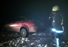 Шепетівські рятувальники витягли автівку зі снігового замету