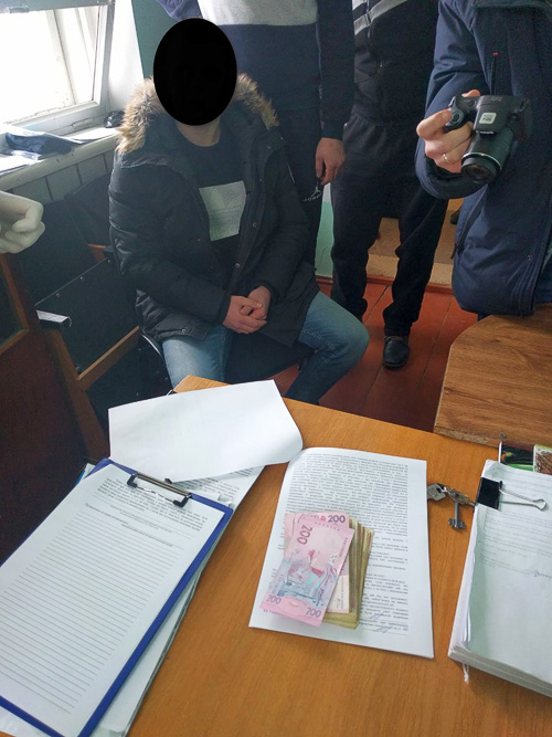 Під керівництвом шепетівської прокуратури викрито особу при спробі підкупу поліцейського