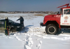 У Шепетівському районі витягли зі снігового замету автомобіль