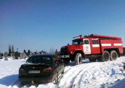 У Шепетівському районі витягли зі снігового замету автомобіль