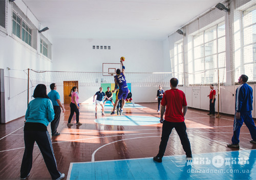 В перший день канікул вчителі зіграли у волейбол