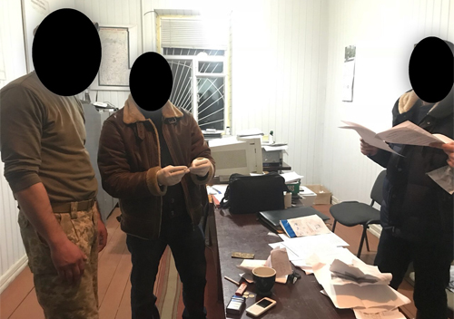 Старший офіцер військкомату попався на хабарі