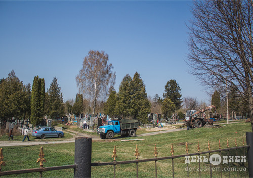 З міського кладовища вивезли 20 вантажівок сміття