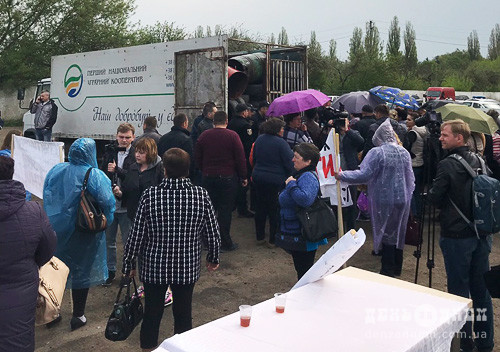 Селяни протестують під стінами «Старокос­тян­ти­нівсь­кого молочного заводу»