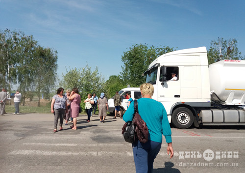 Через борг у півмільйона селяни перекрили трасу державного значення