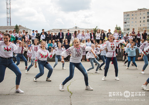 Всесвітній день вишиванки у Шепетівці відзначили фестивалем флешмобів