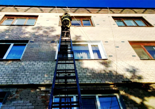 У Шепетівці рятувальники звільнили літню жінку з її власної квартири