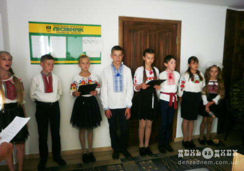 Учні в Шепетівському районі привітали шефів-лісників