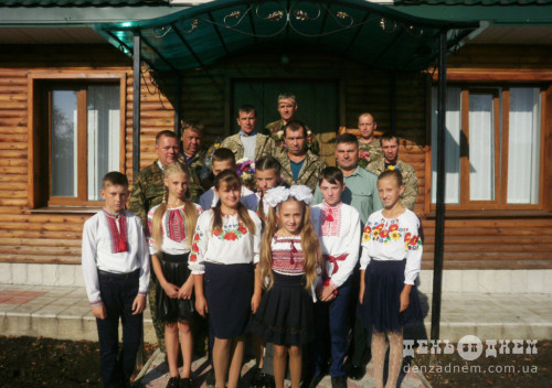 Учні в Шепетівському районі привітали шефів-лісників