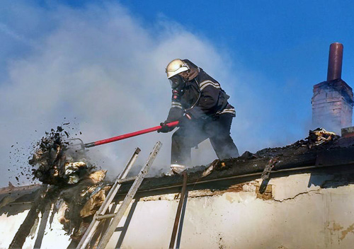Пожежники врятували будівлю від знищення вогнем та її власника