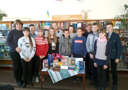 Шепетівські школярі відсвяткували День української писемності та мови