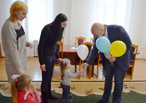 На Шепетівщині у День Святого Миколая сироти отримали квартири