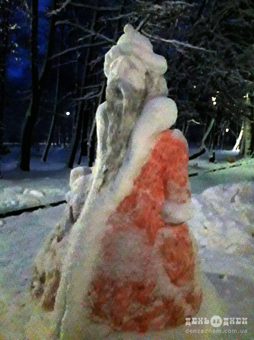 У шепетівському парку з'явилася фігура Святого Миколая