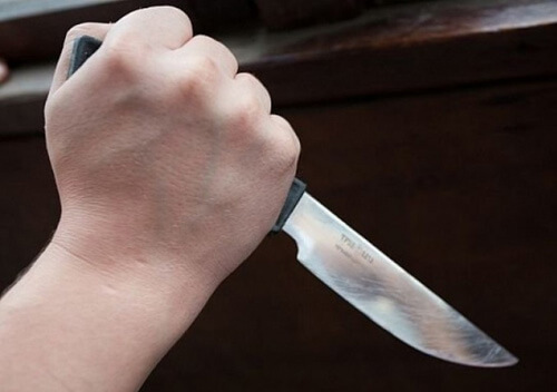 У селі на Шепетівщині чоловік приставив ножа жінці до горла та обіцяв убити