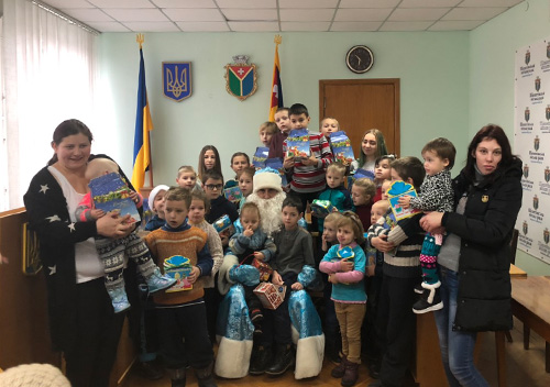 У Шепетівці діти отримали перші подарунки з «Мішка Святого Миколая»