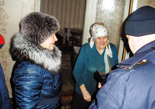 Шепетівські рятувальники допомогли пенсіонерці потрапити у квартиру