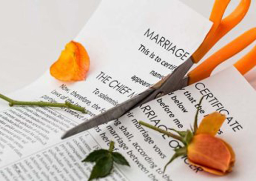 Шлюбний договір: що можна в нього записати та як його розірвати