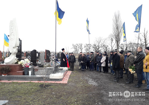 У Шепетівці до могили Героя України принесли квіти