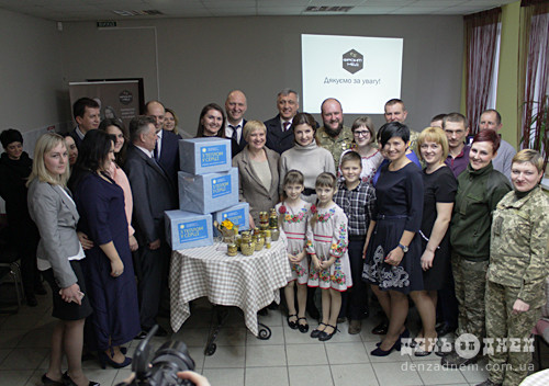 Марина Порошенко повезла з Шепетівки медовий гостинець преміум-класу