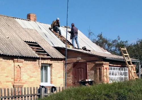 110 листів шиферу виділить Шепетівська міська влада постраждалим від буревію будинкам