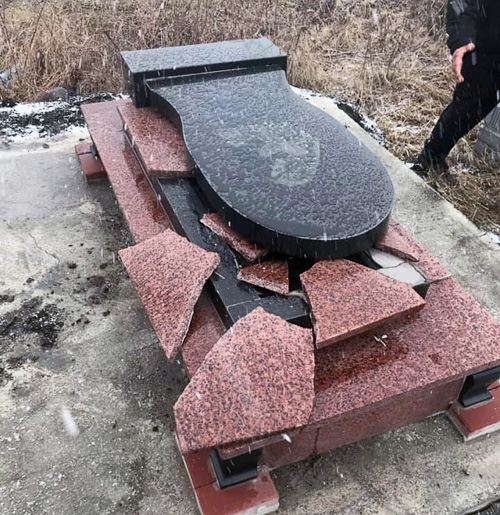 На міському цвинтарі у Шепетівці буревій пошкодив пам'ятники
