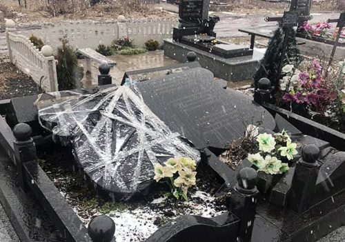 На міському цвинтарі у Шепетівці буревій пошкодив пам’ятники