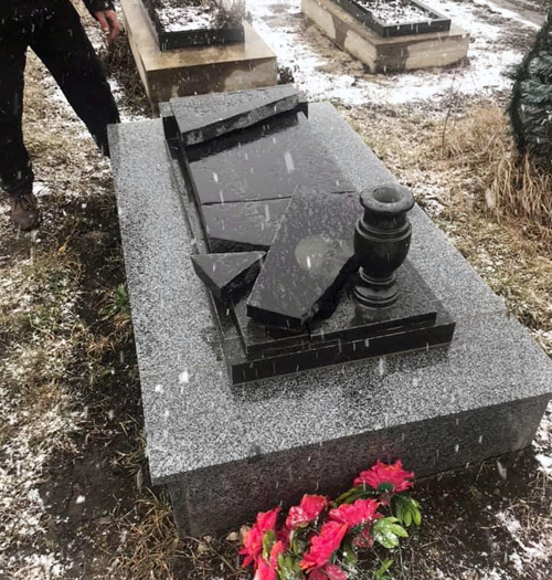 На міському цвинтарі у Шепетівці буревій пошкодив пам'ятники