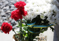 До пам’ятної дошки Героям Чорнобиля у Шепетівці принесли квіти