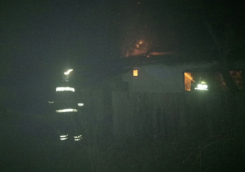 На Шепетівщині через підпал ледь не згоріла сусідня хата