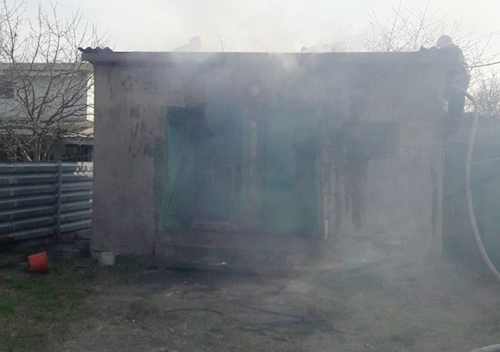 Шепетівські рятувальники запобігли перекиданню вогню з сараю на будинок