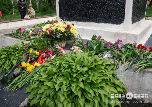 У Шепетівці принесли квіти до братських могил