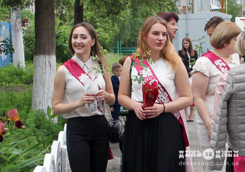 У Шепетівській ЗОШ №1 започаткували трояндову алею випускника