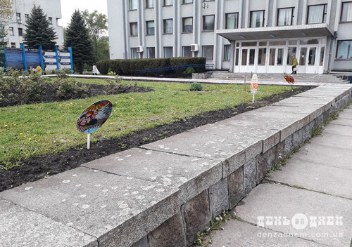 Зловмисники пошкодили великодні декорації на площі Тараса Шевченка