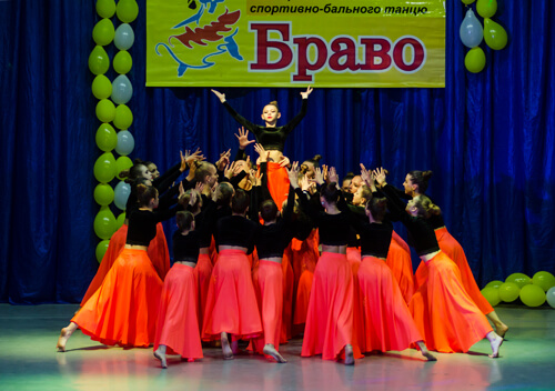 Звітний концерт «Браво»: вальс «Щедрик», лялечки Лол та батьківський танець