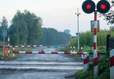 Водій «Івеко» сплатить 850 гривень штрафу за перетин залізничного переїзду на червоне світло