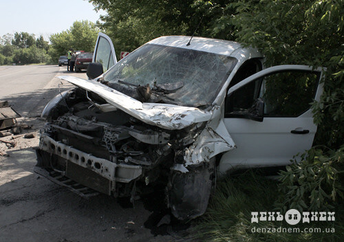 ДТП на Шепетівщині: пересувна бочка зі смолою влетіла в зустрічне авто