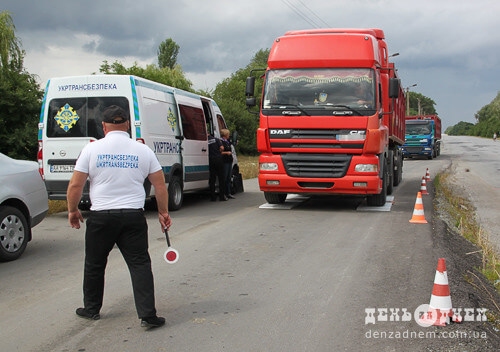 Інспектори «Укртрансбезпеки» перевіряють транспорт у Шепетівському районі